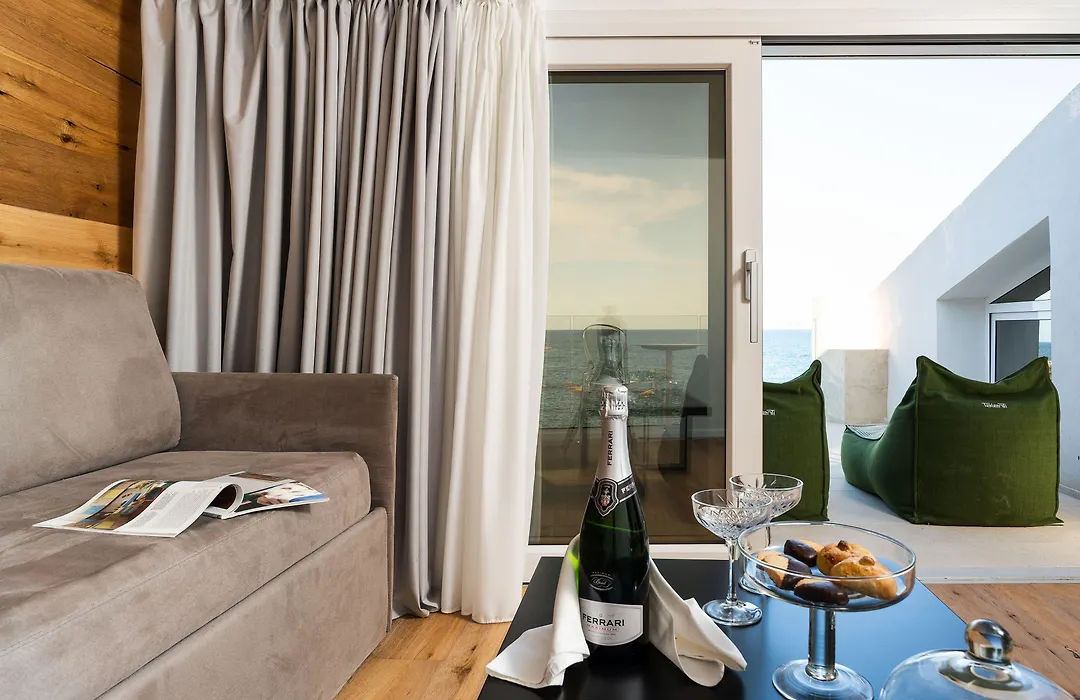 Re Dionisio Luxury Suites-1