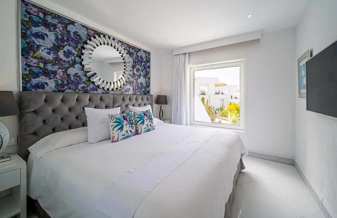 Lani'S Suites De Luxe - Adults Only-1