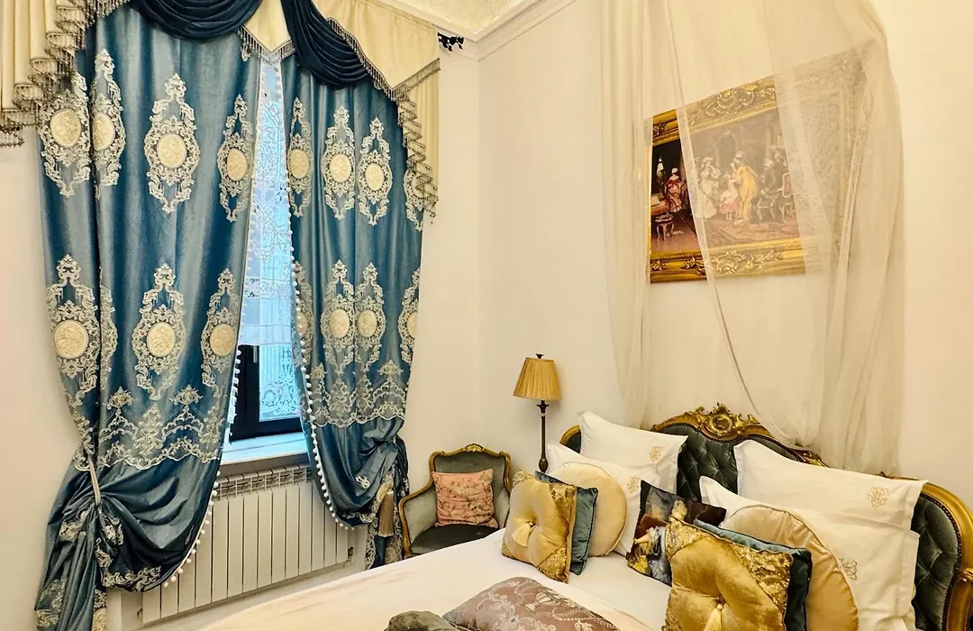 Conacul Coroanei Luxury Boutique-1