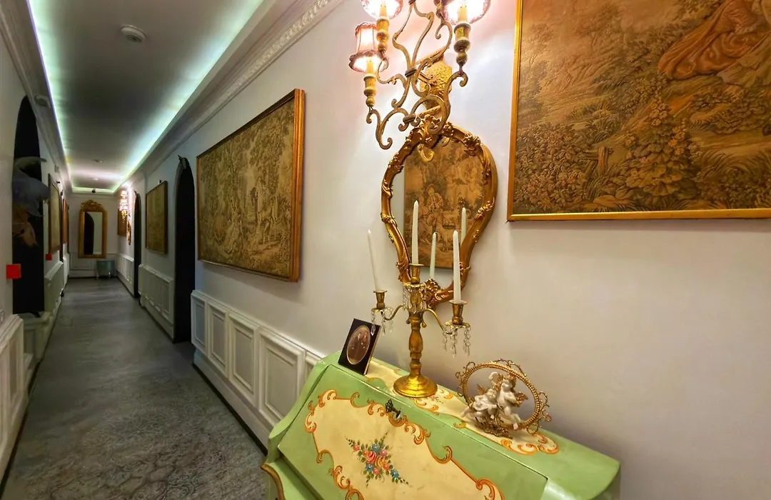 Conacul Coroanei Luxury Boutique-1