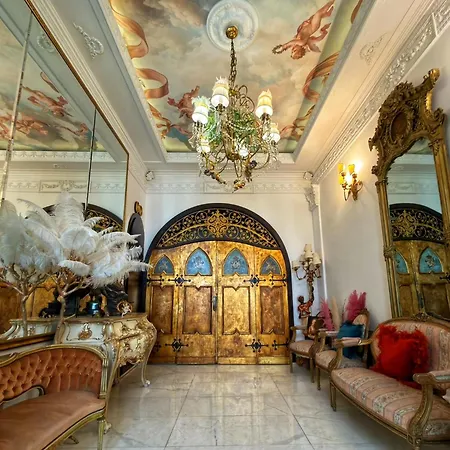 Conacul Coroanei Luxury Boutique-3